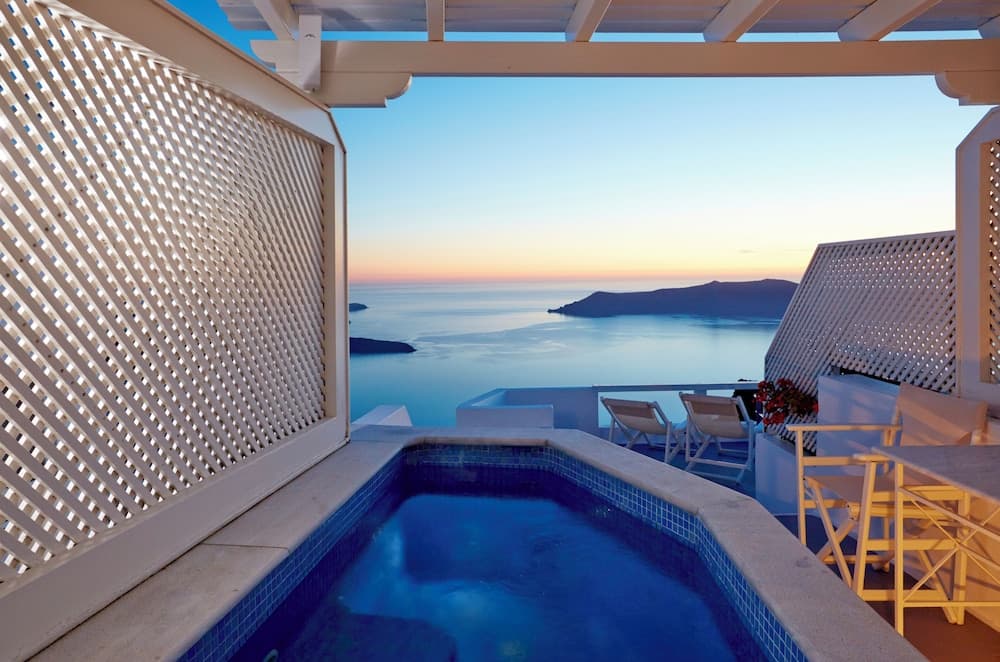 WhiteDeck Hotel