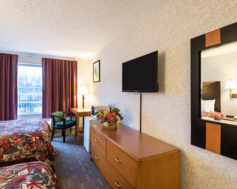 Super 6 Inn & Suites
