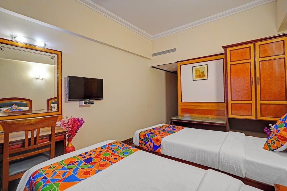 Fabhotel Aura Inn