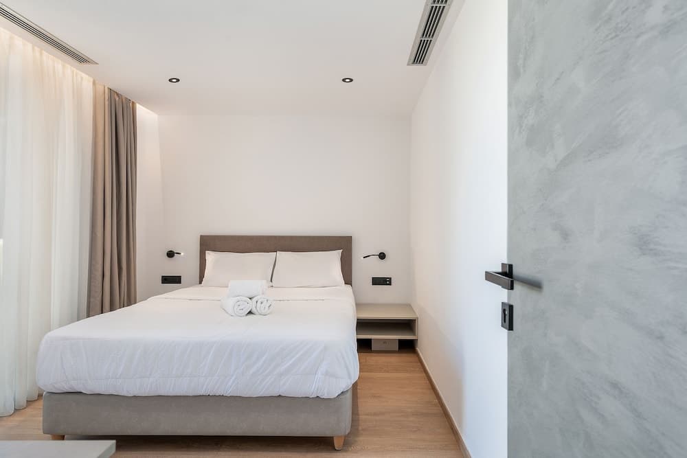 Icarus Hotel