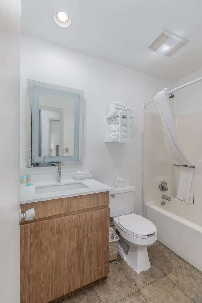 Crossroads Inn & Suites