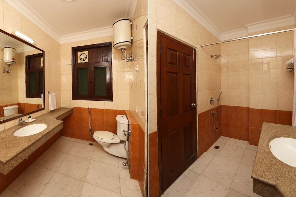 OYO 8535 Hotel Mayarch