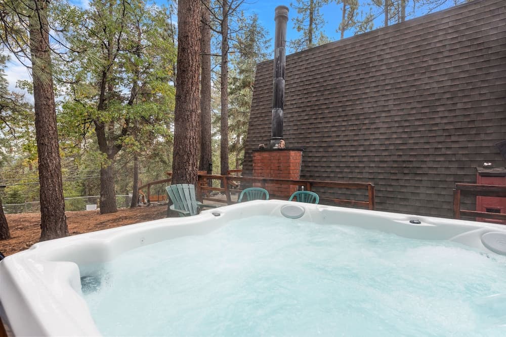 Moonridge Retreat - 6BR, Walk to Bear Mountain, Foosball Table, BBQ