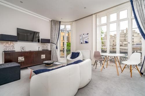 Stunning 1Bd with Castle View