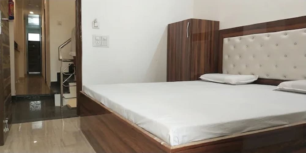 Goroomgo Double Tree Ghaziabad