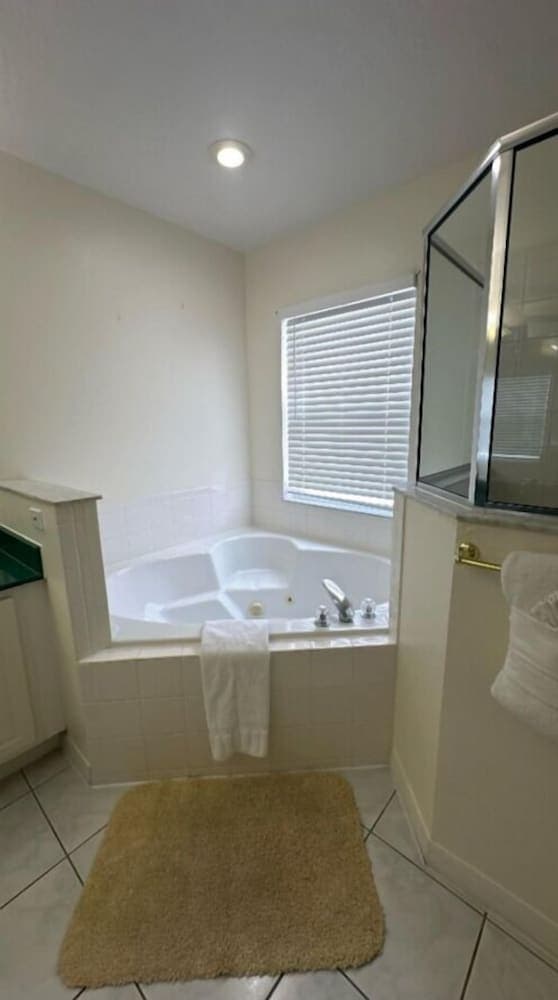 South Facing Private Pool & Spa - Family Friendly Vacation Home with White Rose Villas