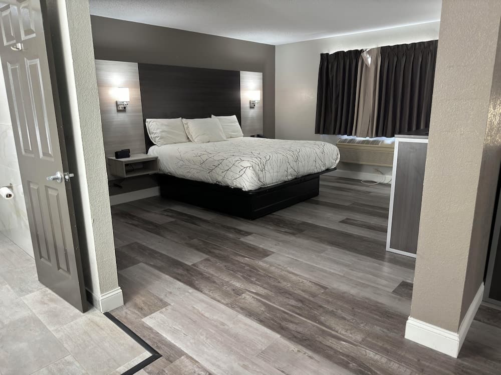 HomeTown Inn & Suites