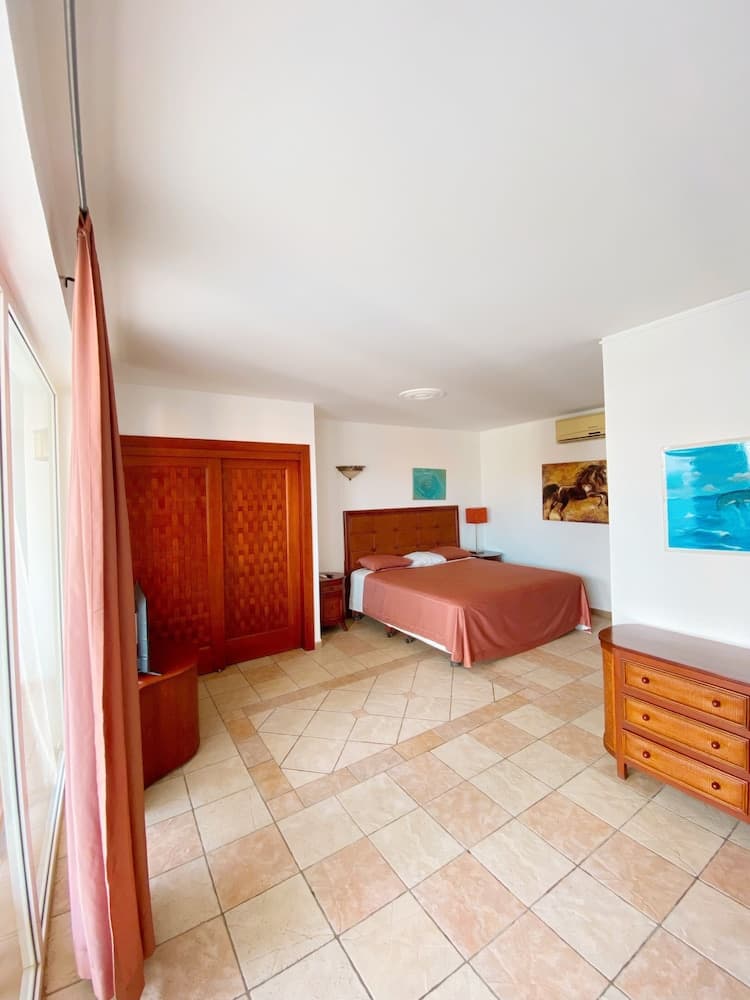West Bay Colonial