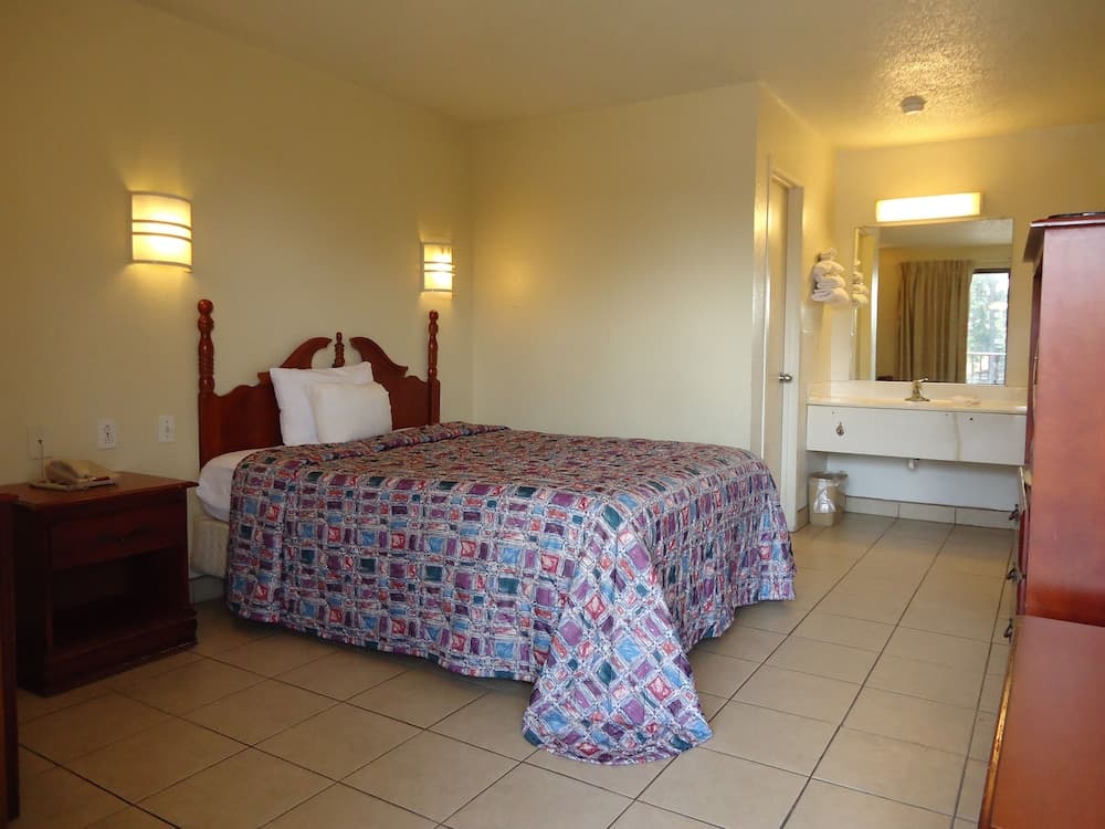 Super 6 Inn & Suites