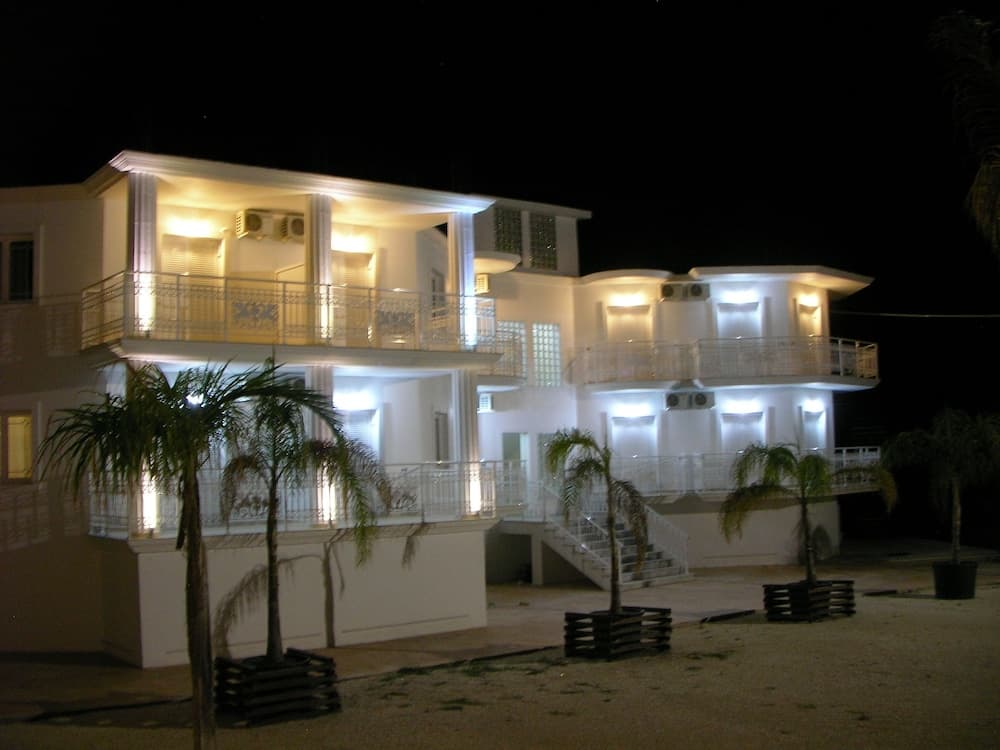 Mariana Hotel & Studios