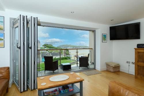 Beach house with expansive sea views!