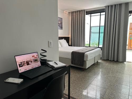Status Motel