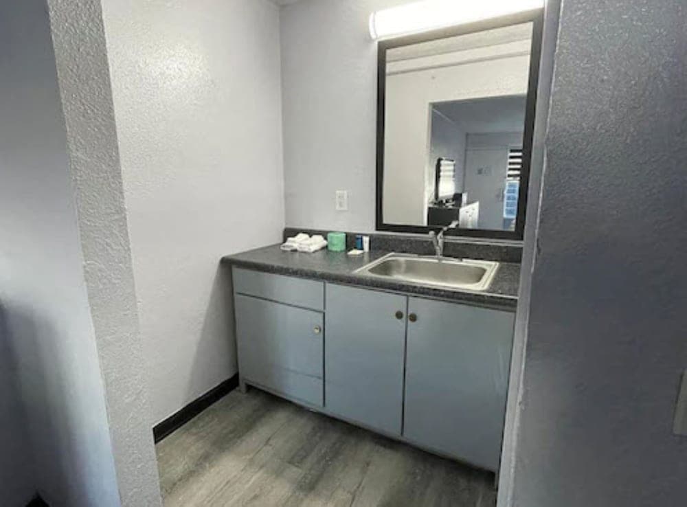 Budgetel Inn & Suites