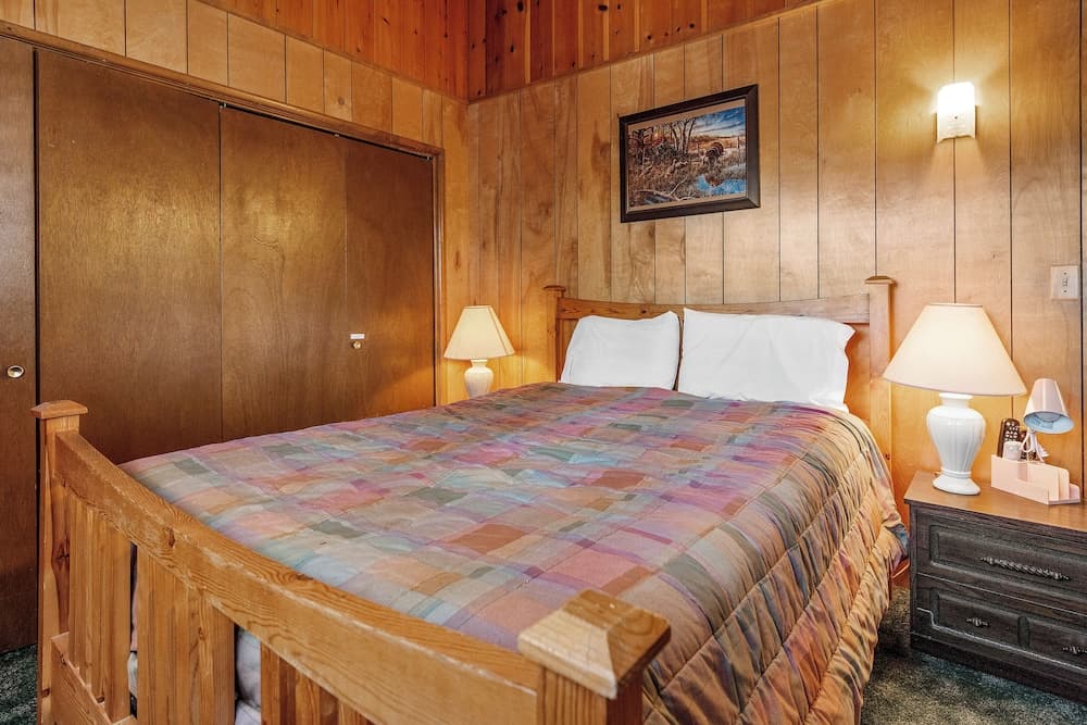 Snowridge - Charming classic cabin with a wood burning fireplace and WiFI!