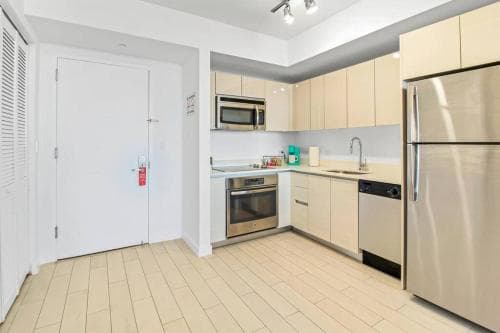 Beach, pool, and Gym 2B 2B Near Gulfstream & Mall