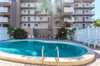 Gulf Front Elevator Pool 2 Br condo by RedAwning