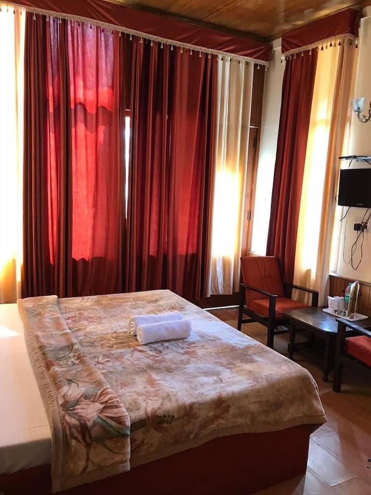 HOTEL EVERGREEN