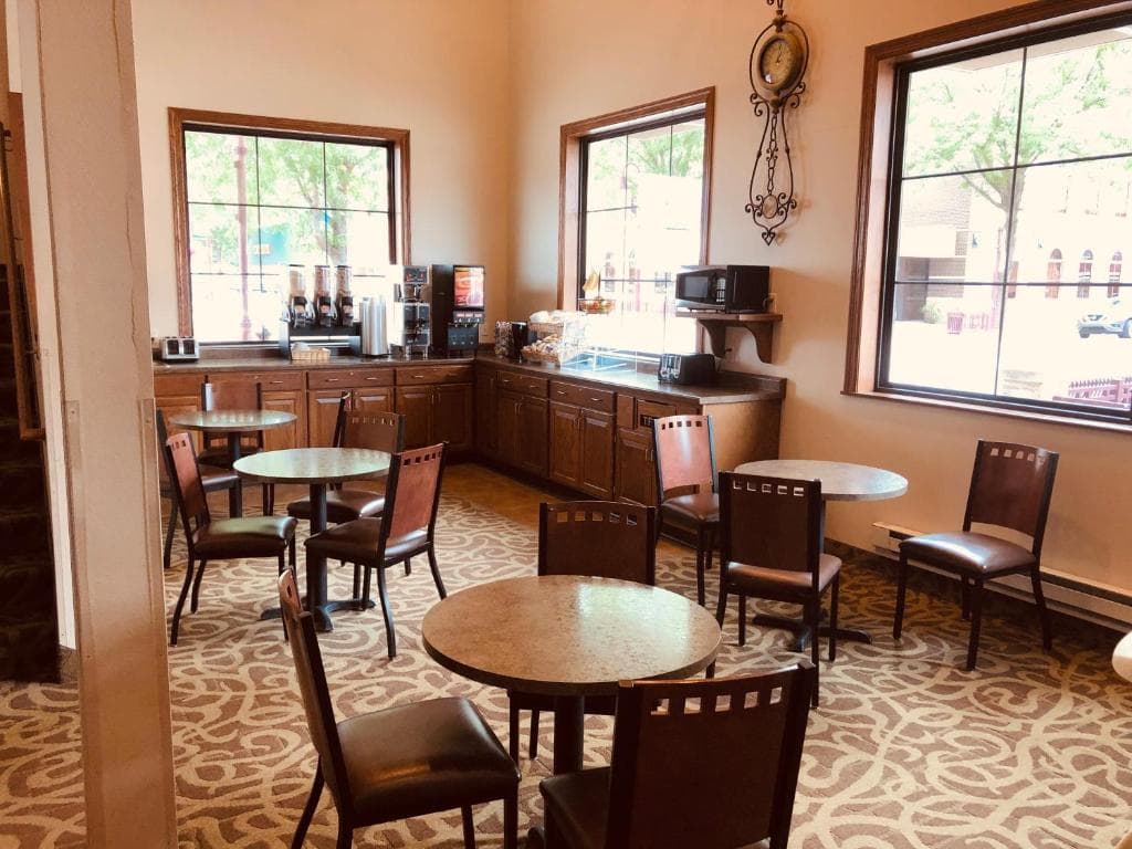 Shenandoah Inn & Suites