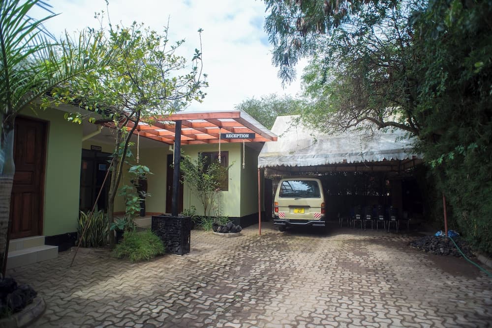 Arusha Giraffe Lodge