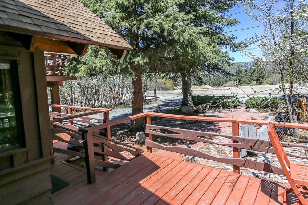 Avalon Retreat - A well-furnished cabin with a pool table and a Hot Tub!