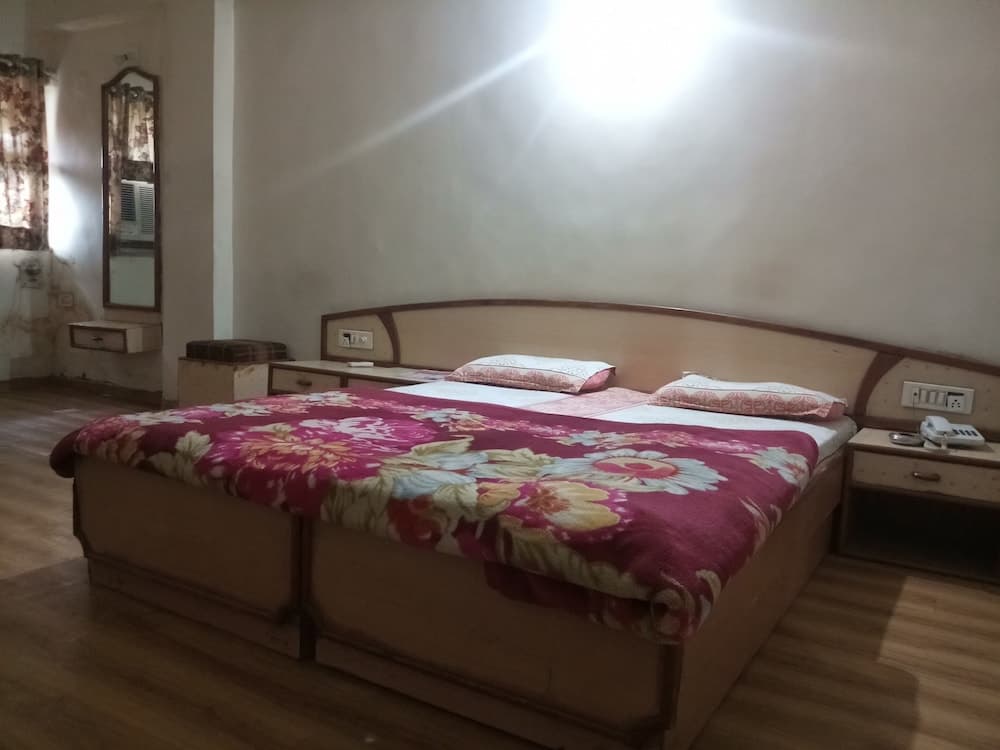 Rajshree Hotel