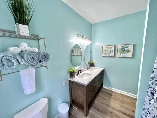 Charming, Beautiful, Treetop Loft, Prime Location