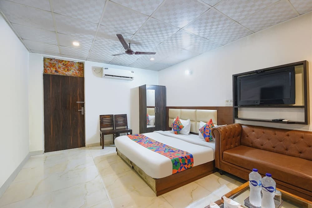Fabhotel Lazeeno