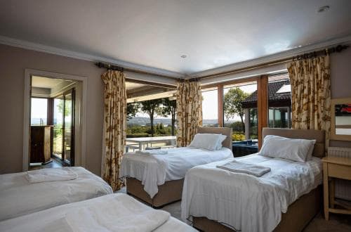 Kingsley Lake View & Paddocks - A group retreat with hot tub, sports bars & spectacular lake views in the Mendip Hills AONB