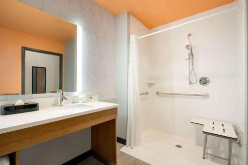 La Quinta Inn & Suites by Wyndham San Antonio Seaworld LAFB
