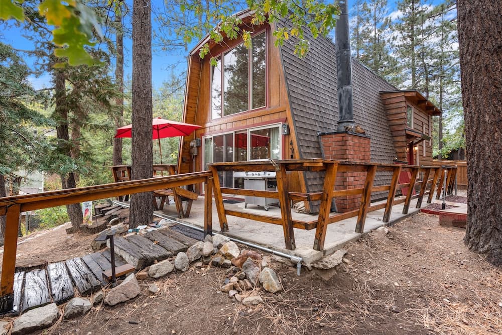 Moonridge Retreat - 6BR, Walk to Bear Mountain, Foosball Table, BBQ