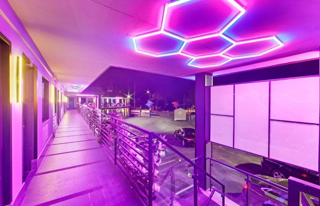 Hotel OPUS Bronx Near Bay Plaza Mall