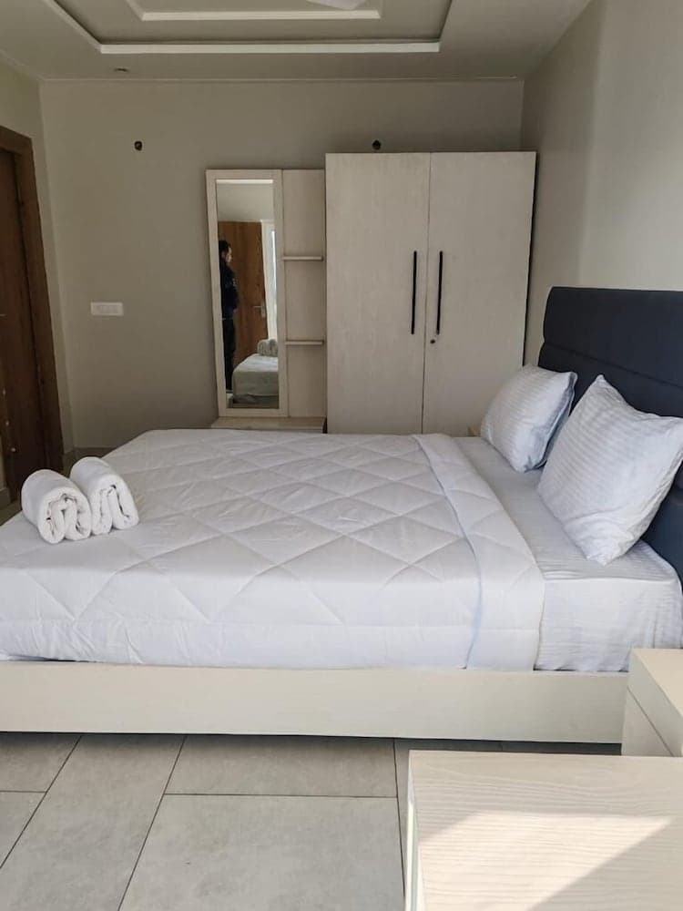 Hibiscus LakeView Hotel