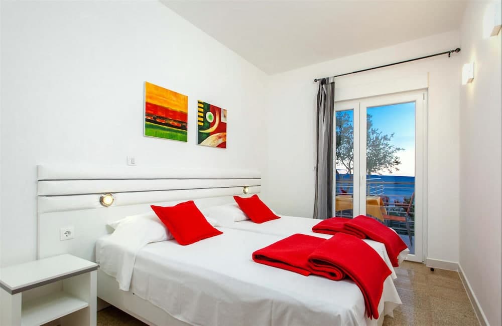 Ark Beach Hotel