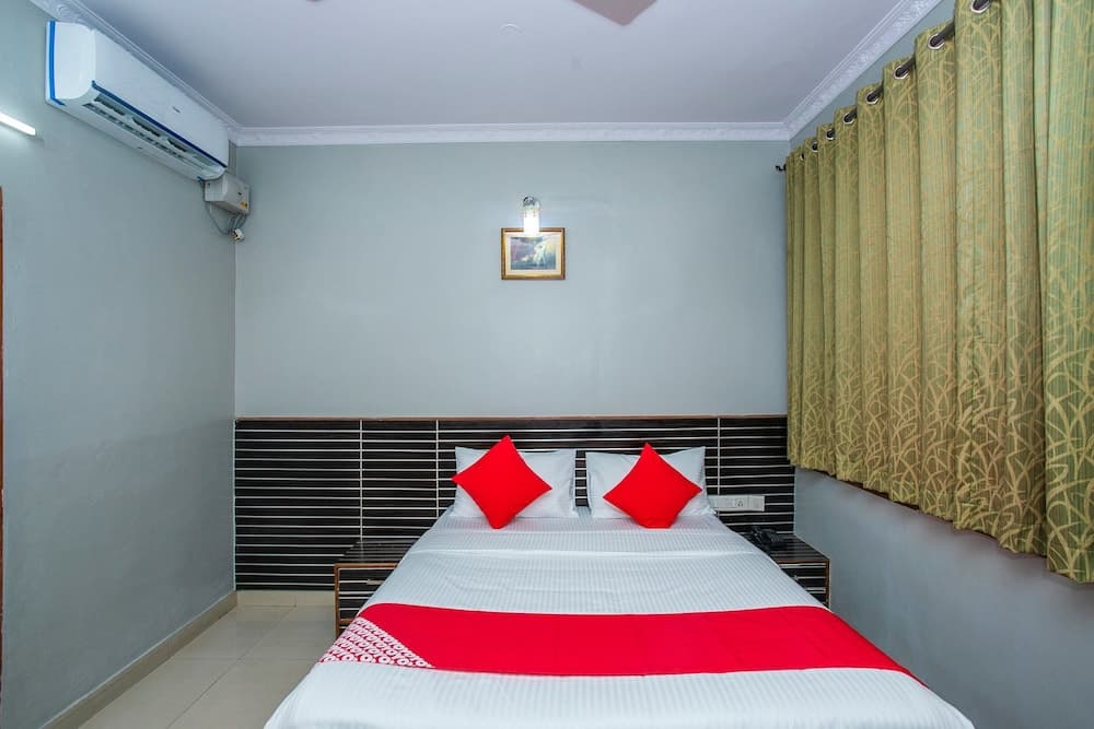 OYO Flagship 18338 White Fort