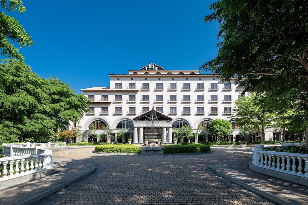 Lakeshore Hotel