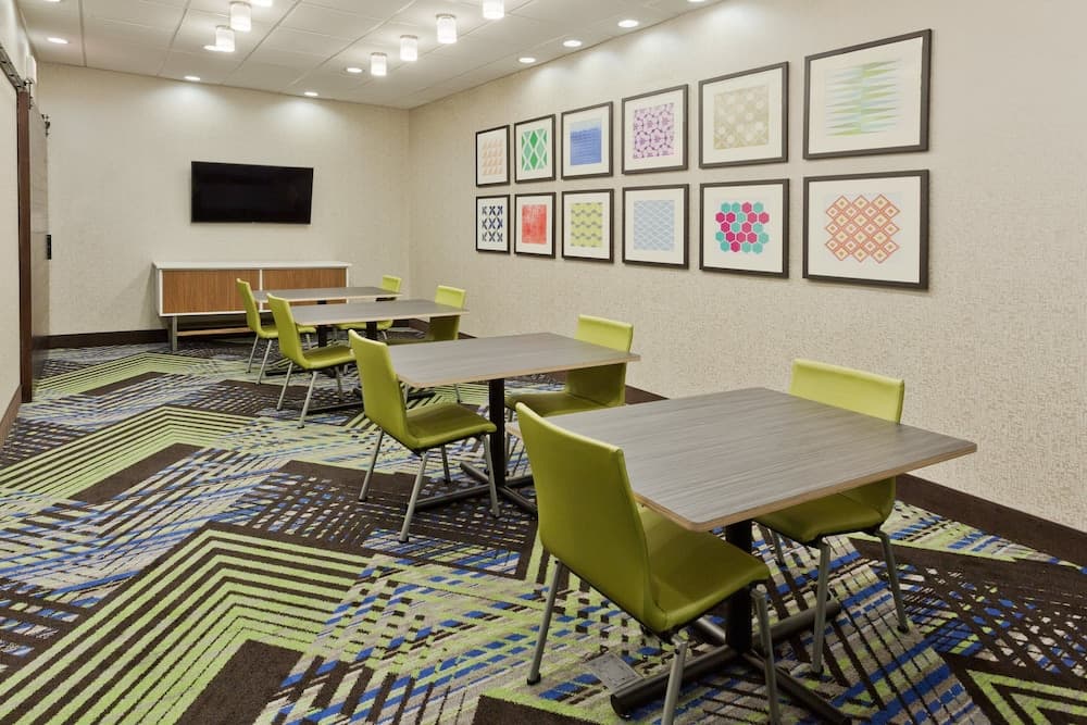 Holiday Inn Express & Suites - Fayetteville by IHG