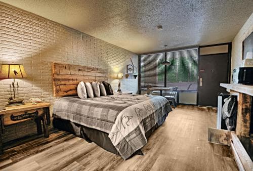 Stonegate Lodge - Pool & Firepits Room #208