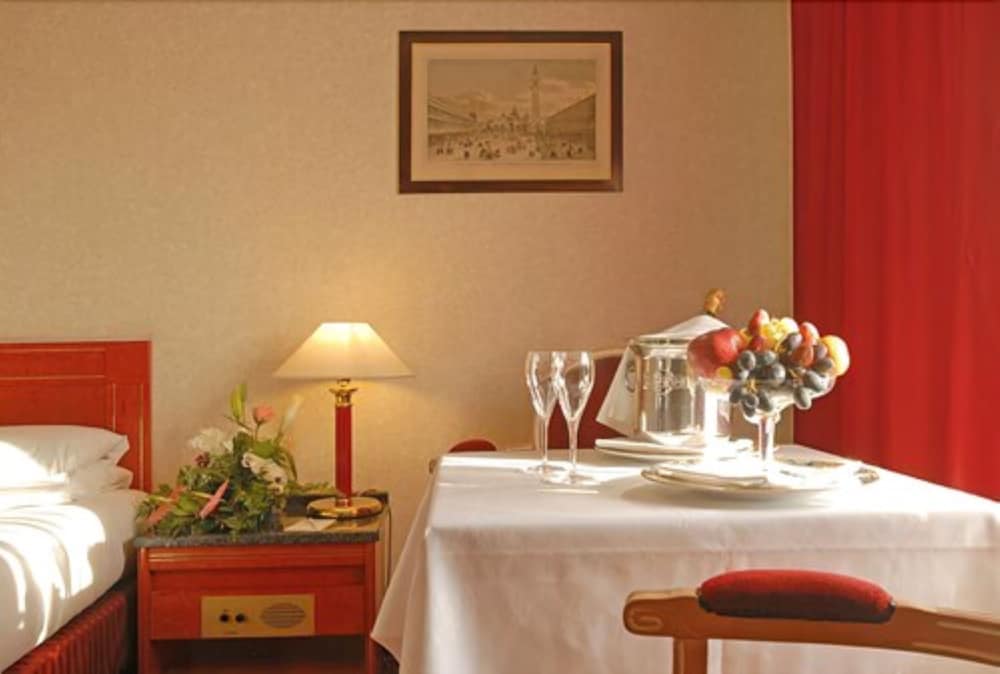 Russott Hotel