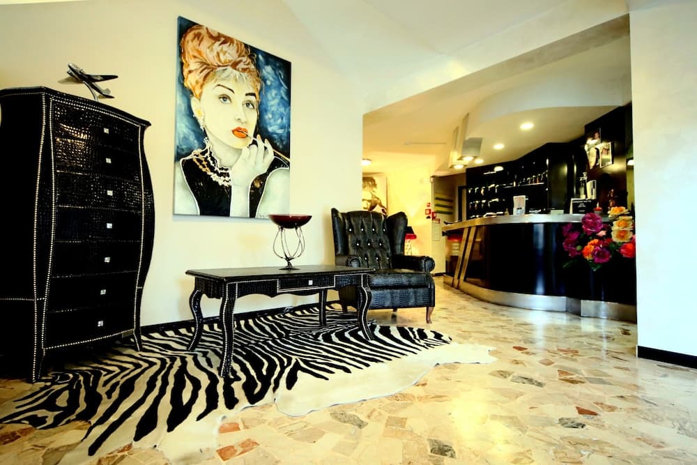 Hollywood Hotel