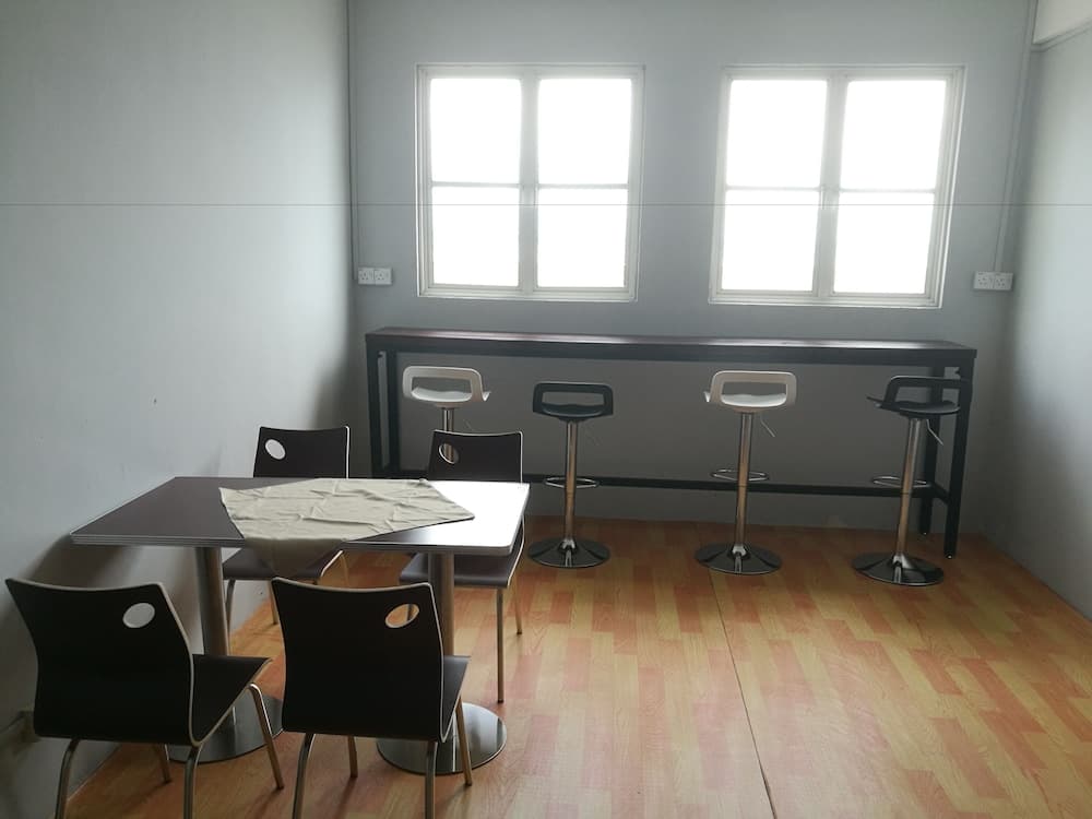 Oceanus Backpackers Hostel