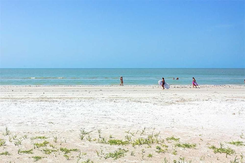 Hibiscus Pointe