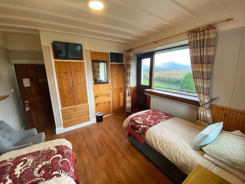 Kylemore Pass Hotel