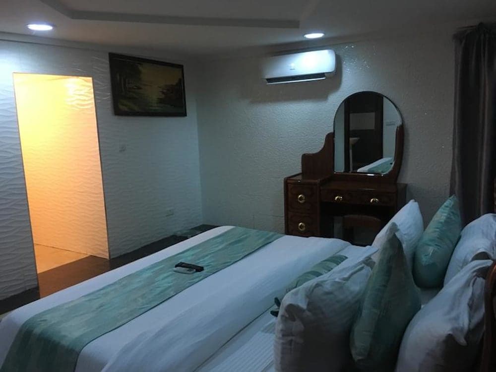 Cynergy Suites Royale