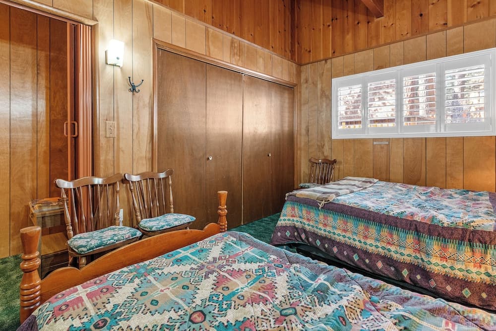 Snowridge - Charming classic cabin with a wood burning fireplace and WiFI!