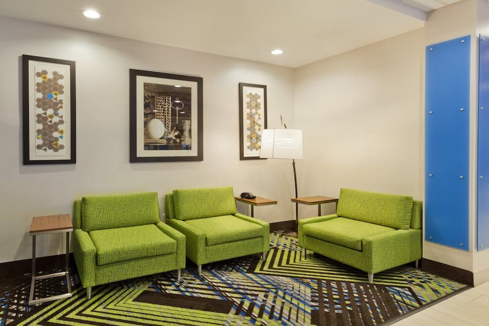 Holiday Inn Express & Suites - Fayetteville by IHG
