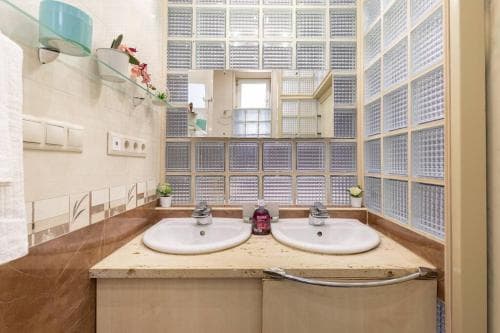 Stylish Apartment in Central Budapest - Perfect for Couples, Groups and Sightseers