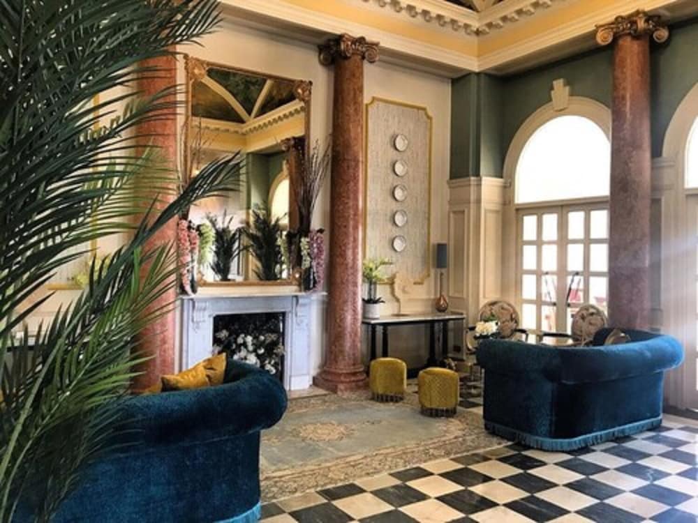 Queen’s Hotel