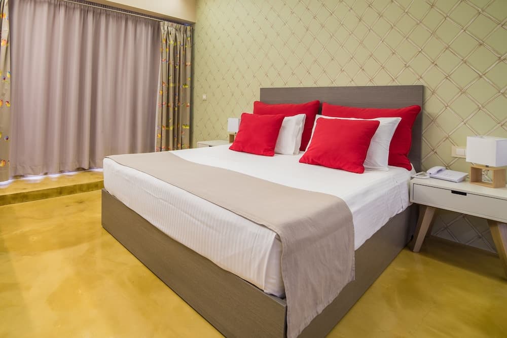 Koukounaria Hotel & Suites