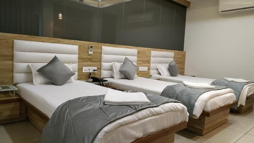 HOTEL SATKAR CHHATRAL