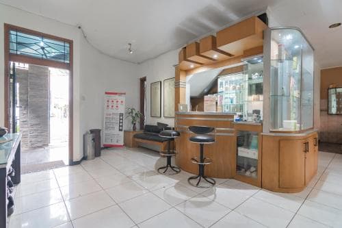 A cozy, well-lit optical shop interior features modern wooden furnishings, display cases filled with eyewear, and a welcoming atmosphere ideal for travelers seeking vision care services.